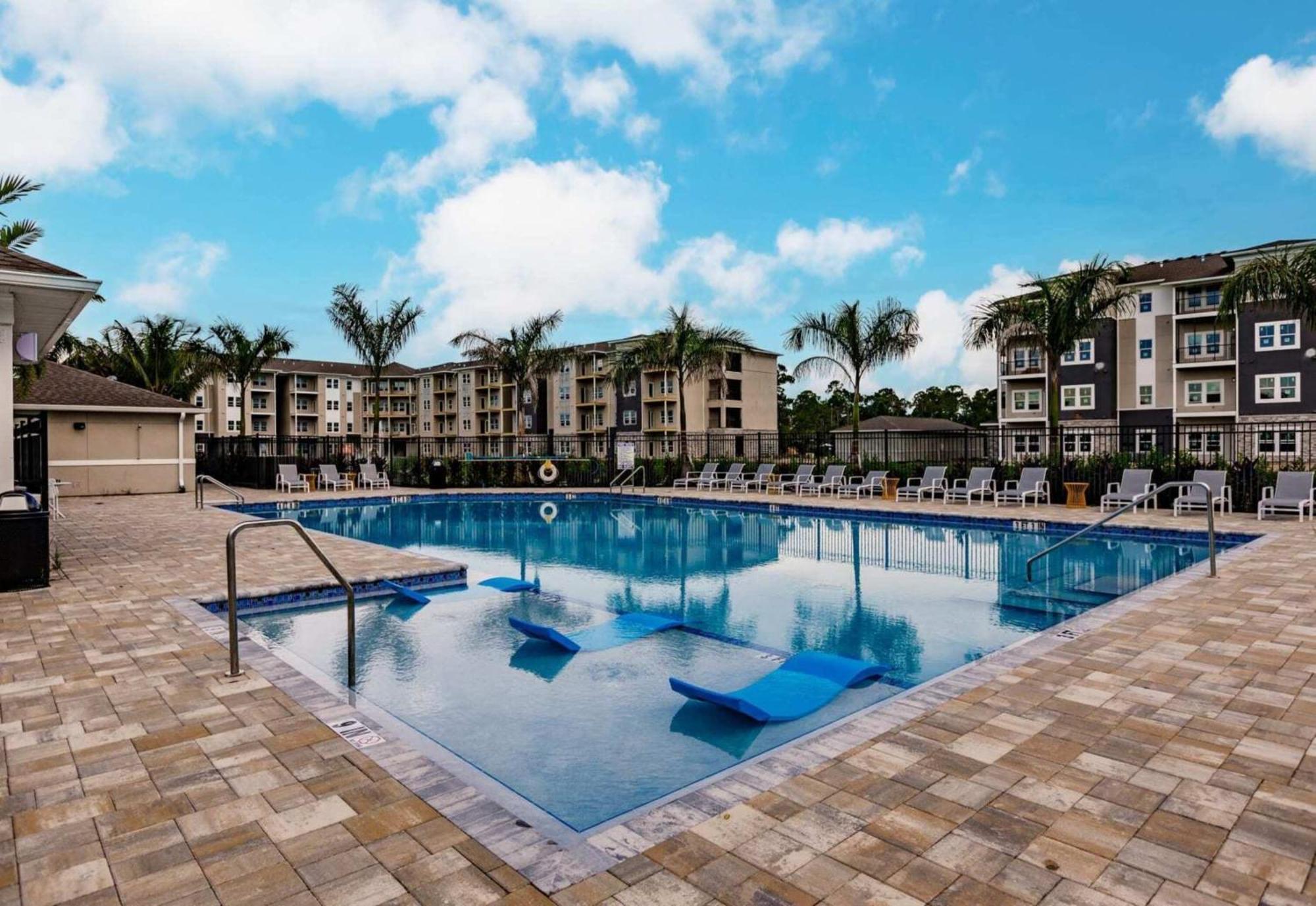 The Vantage Apartments By Barsala Cape Coral Exterior photo
